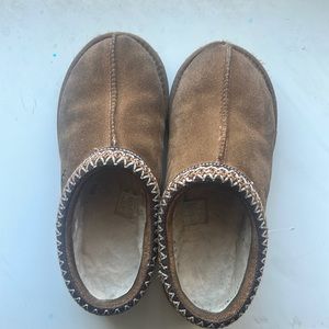 USED UGG SLIPPERS - WOMENS 7